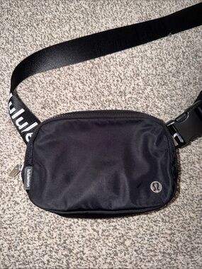 lululemon athletica everywhere bag with logo